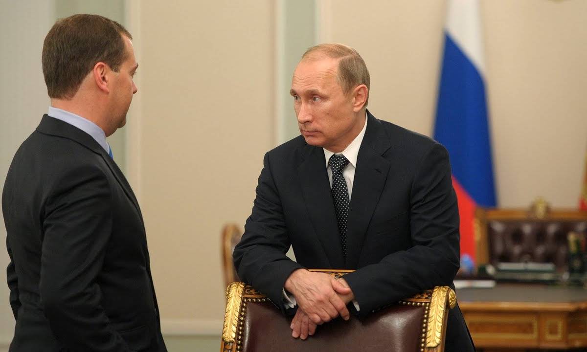 Почему Медведев останется главой правительства