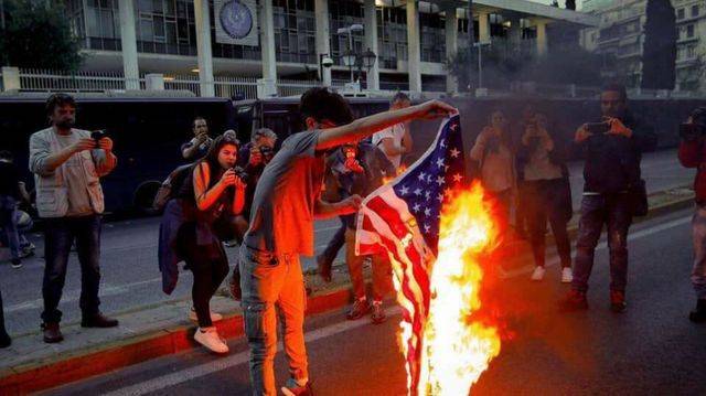 Пока Греция громко жгла флаги США, Турция тихо захватила остров