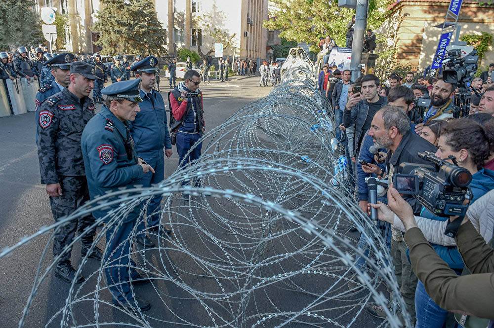 Оппозиция против продления власти Сержа Саргсяна