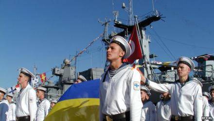 В Киеве в эфире ТВ объяснили желание офицеров ВМС Украины "уплыть" в Крым