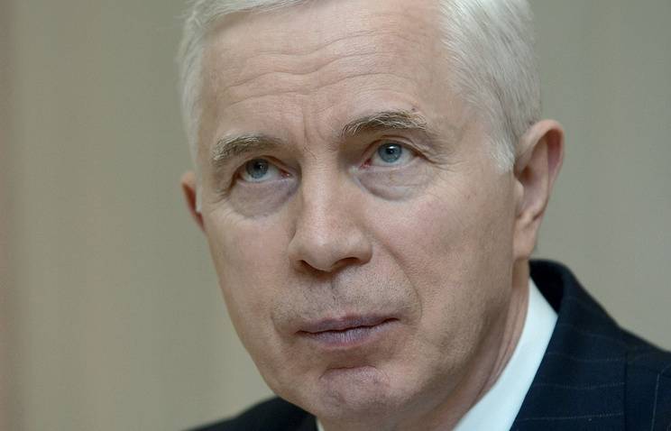 Виктор Холстов продемонстрировал журналистам патент США на "Новичок"