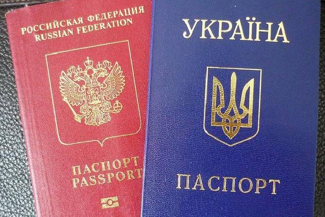 Тысячи украинцев меняют гражданство на российское