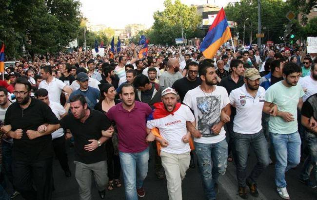 Военные переходят на сторону протестующих в Армении