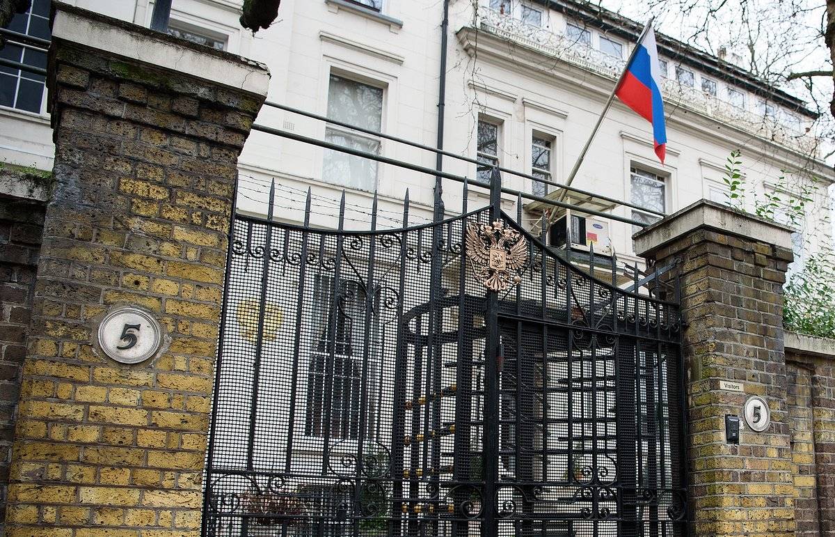 Посольство в лондоне. Русское посольство в Британии. Российское посольство в Великобритании. Посольство РФ В Лондоне. Здание посольства России в Лондоне.