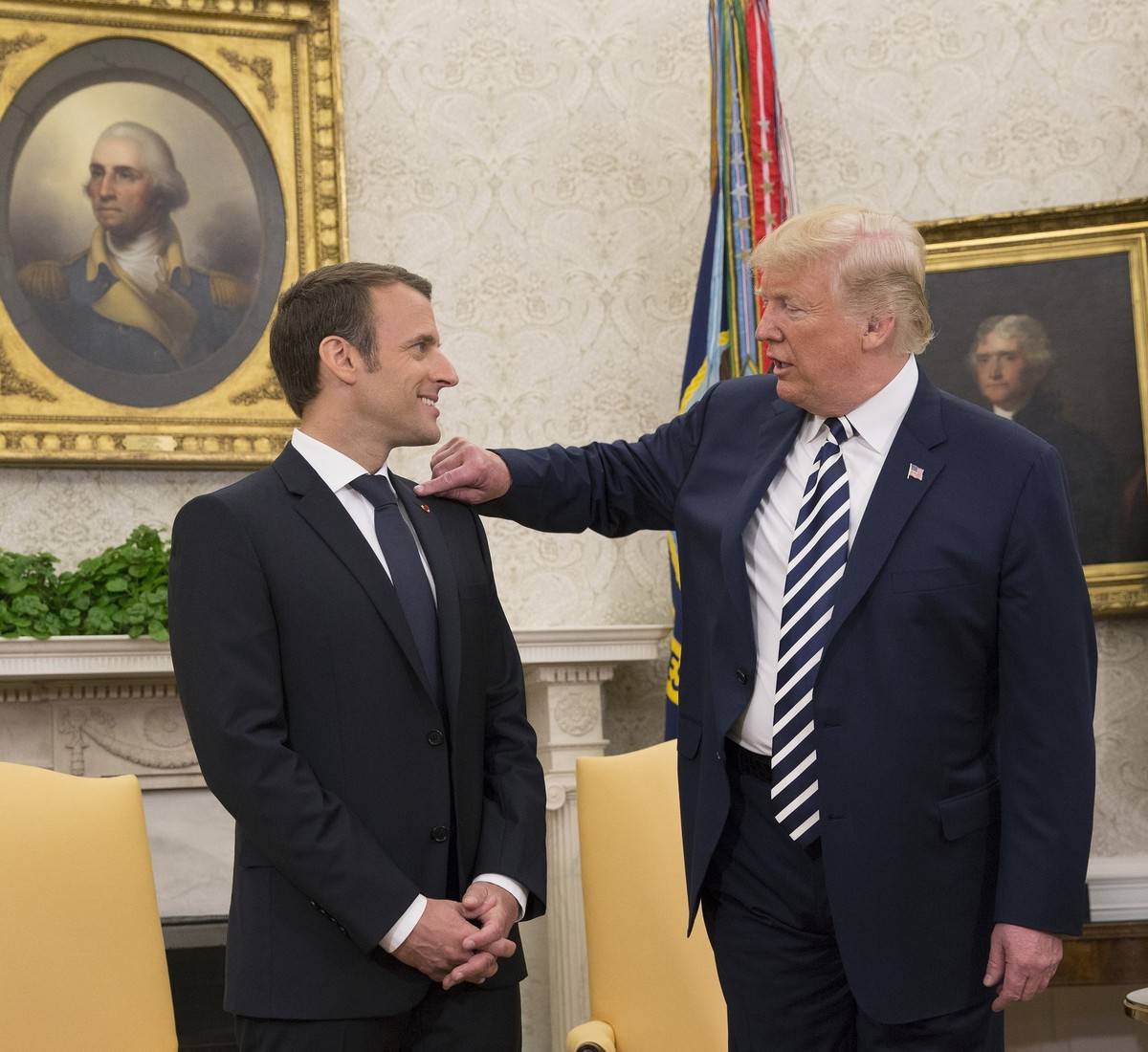 Трамп тронул Макрона Трамп тронул Макрона