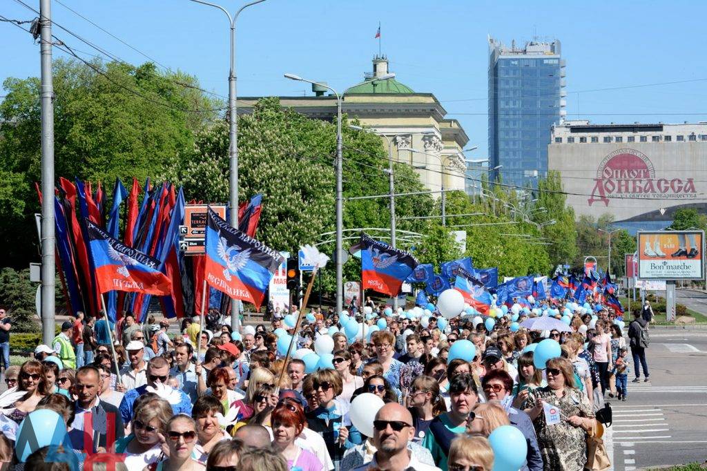 Националисты сорвали демонстрации на Украине, а в ДНР - грандиозное шествие Националисты сорвали демонстрации на Украине, а в ДНР - грандиозное шествие