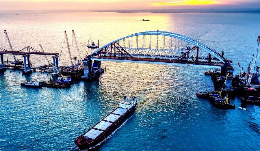 Украина пожаловалась на «жесткий» досмотр Россией судов у Крымского моста