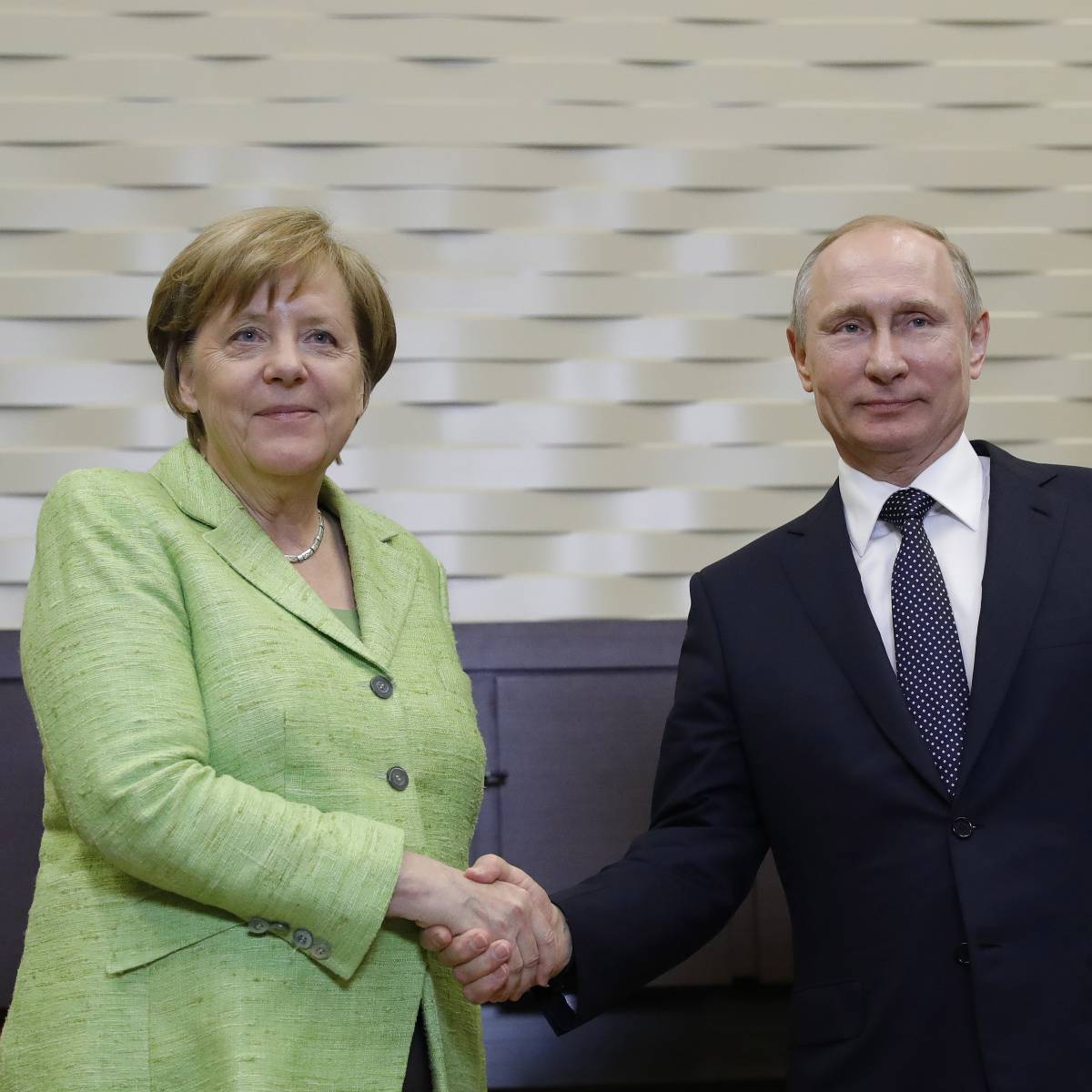 Путин посетит с визитом Вену и примет в Сочи Ангелу Меркель