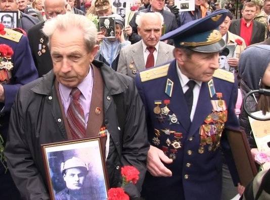 В Киеве поздравляют ветеранов Великой Отечественной не смотря на запреты В Киеве поздравляют ветеранов Великой Отечественной не смотря на запреты