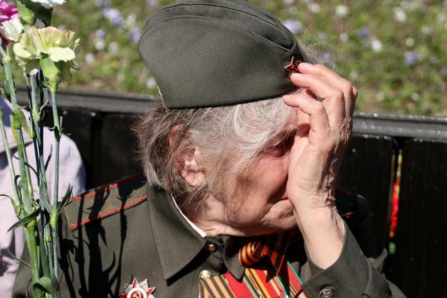 Это праздник большой день победы. День Победы ветераны. Плачущий ветеран. Ветераны плачут. Слезы ветеранов.