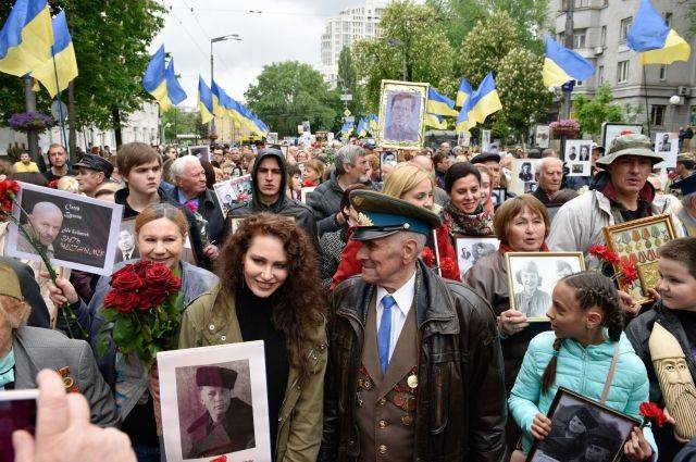 Как «Бессмертный полк» задавил в Киеве «Бессмертную Дивизию СС» Как «Бессмертный полк» задавил в Киеве «Бессмертную Дивизию СС»