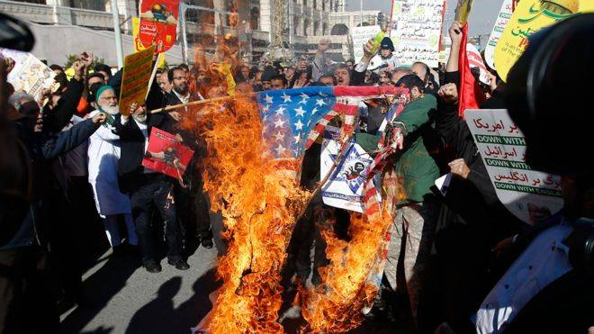 Иранцы массово вышли на акции протеста против США