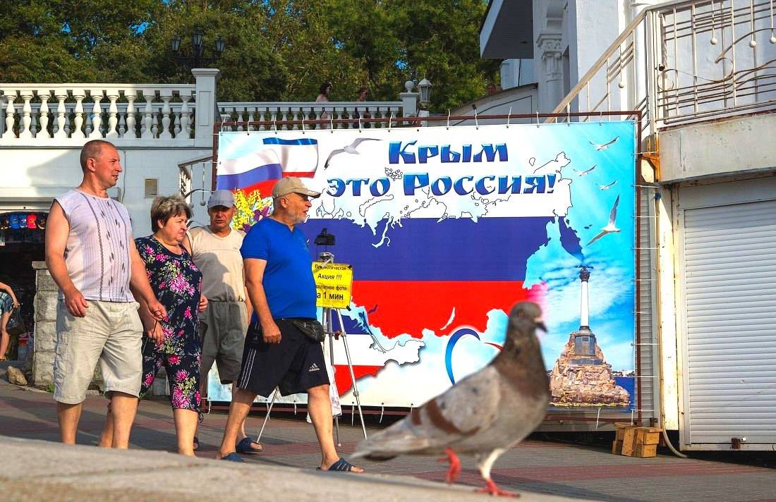 Какой загранпаспорт выбирают жители Крыма для своих поездок за рубеж
