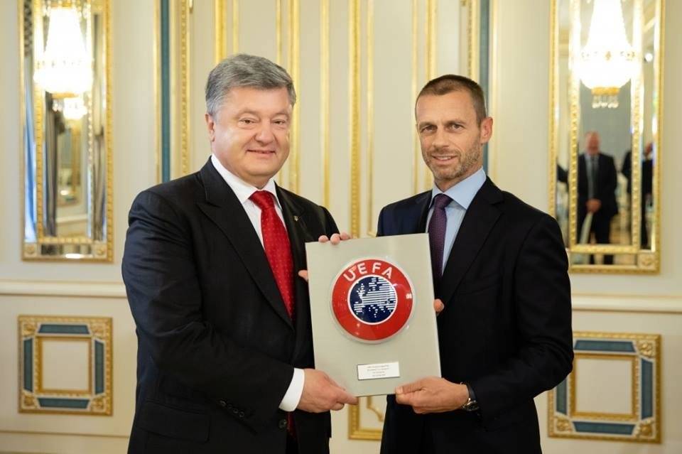Порошенко предложил президенту УЕФА посетить Донбасс Порошенко предложил президенту УЕФА посетить Донбасс