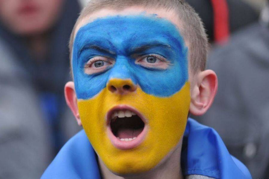 "Футбольный праздник" по-украински: избитые фанаты и уничтоженный парк "Футбольный праздник" по-украински: избитые фанаты и уничтоженный парк