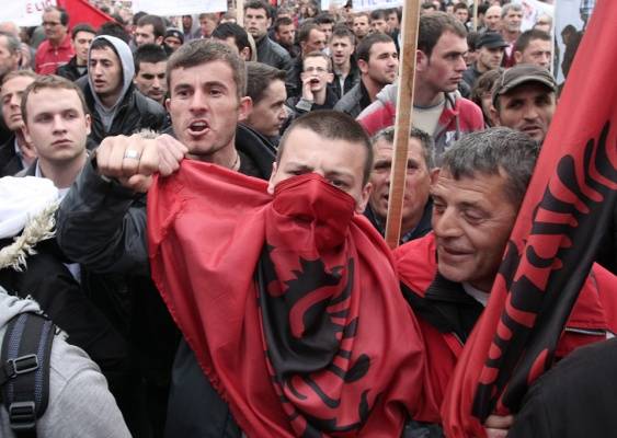 Очередные провокации албанцев в Косово-трое сербов пострадало