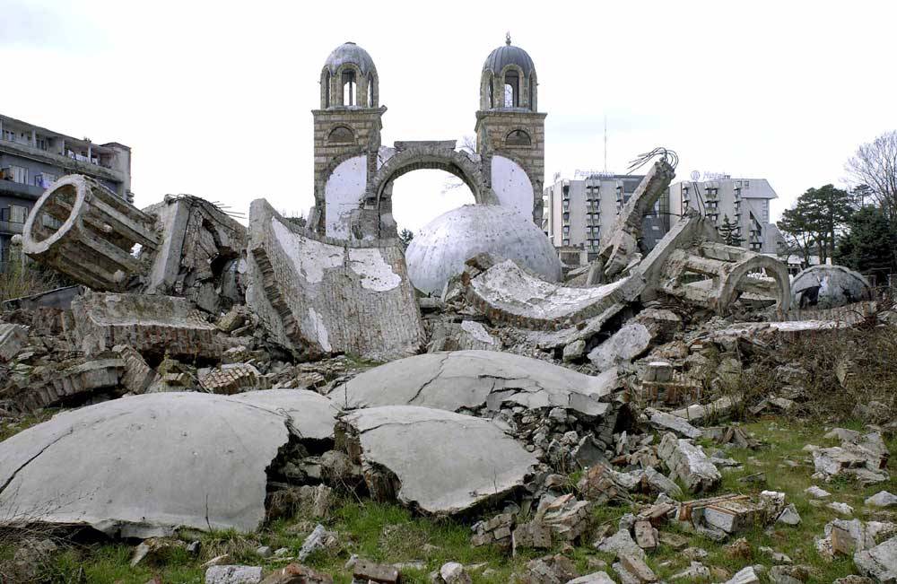 В Косово сербов не пустили к разрушенному храму