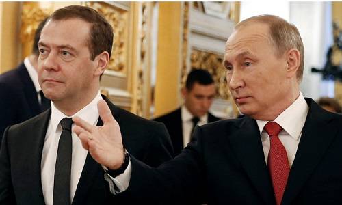 Народ против Медведева и горой за поставившего его Путина. Как это понять?