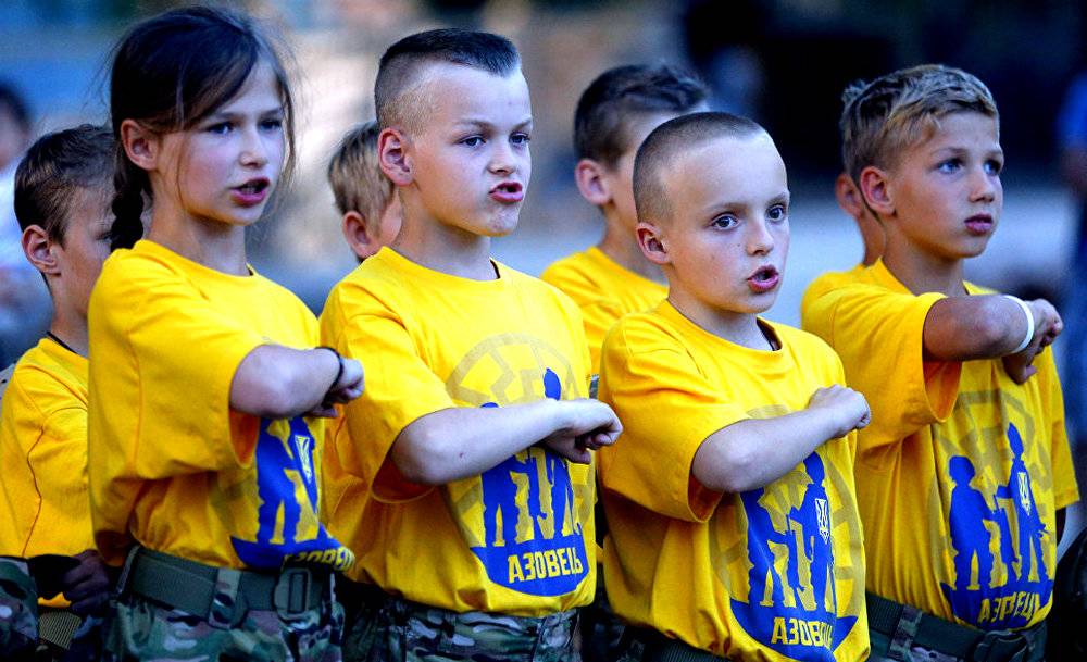 Стучать, травить и перерезать глотки: чему учат детей на Украине