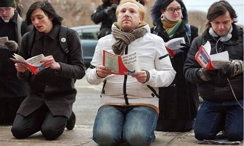Новое ноу-хау российского протеста: бунт на коленях