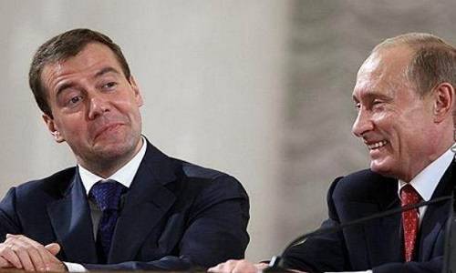 Народ за Путина, Путин за Медведева, тот за сокращение народа. Что за черт? Народ за Путина, Путин за Медведева, тот за сокращение народа. Что за черт?