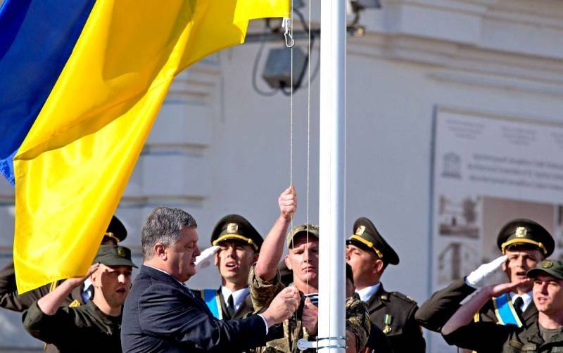 Украинский флаг над Севастополем: Россия охладила пыл Порошенко