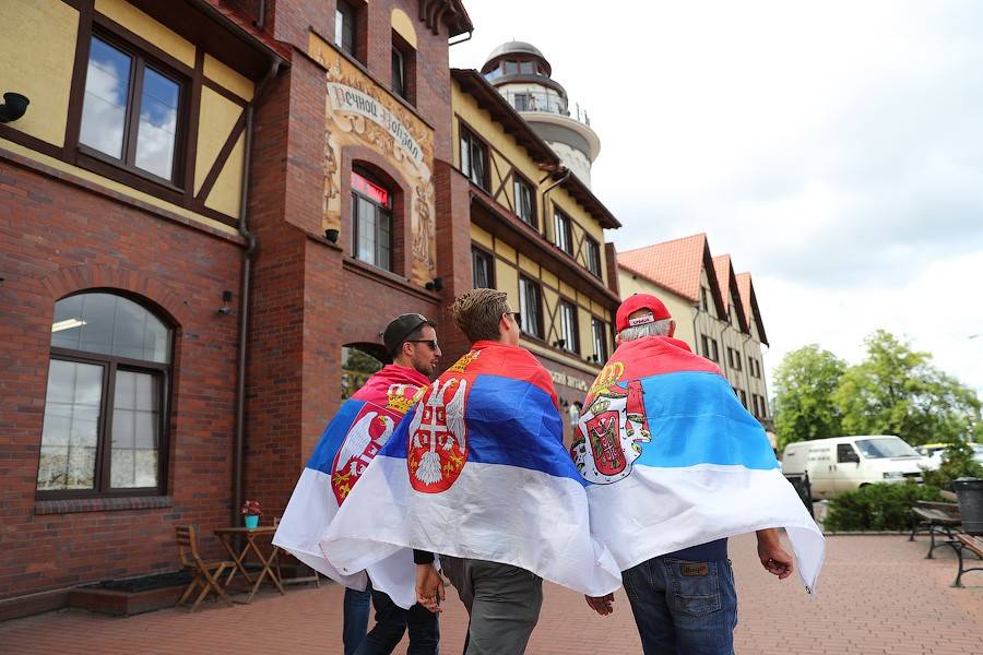 Калининград: Сербские фанаты скандировали «Косово — сердце Сербии» в центре города