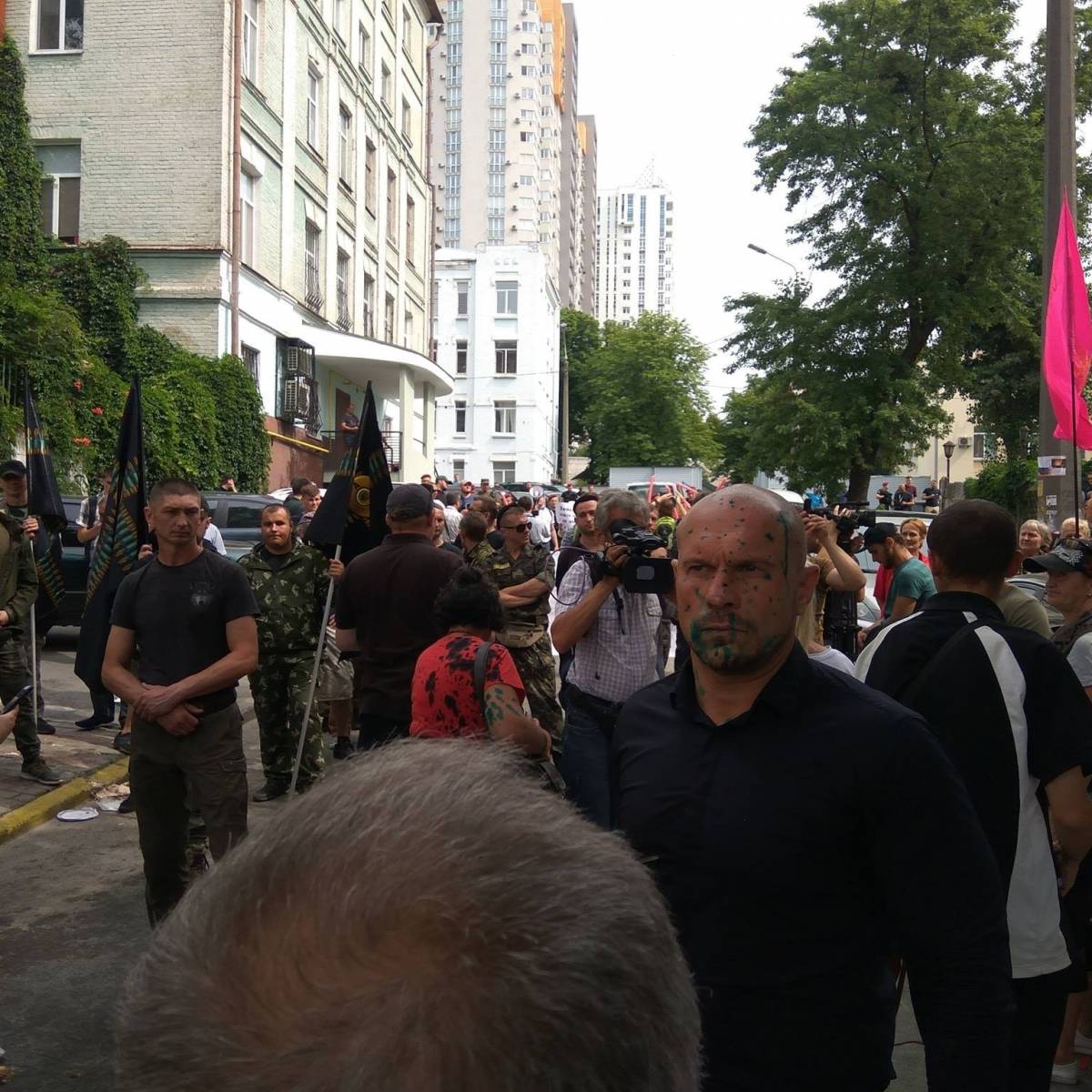 В Киеве массовые столкновения: Шабунина и Киву облили зеленкой