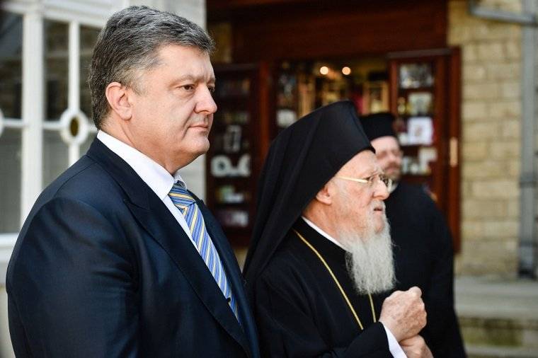Томоса не будет: церковь отвернулась от Порошенко