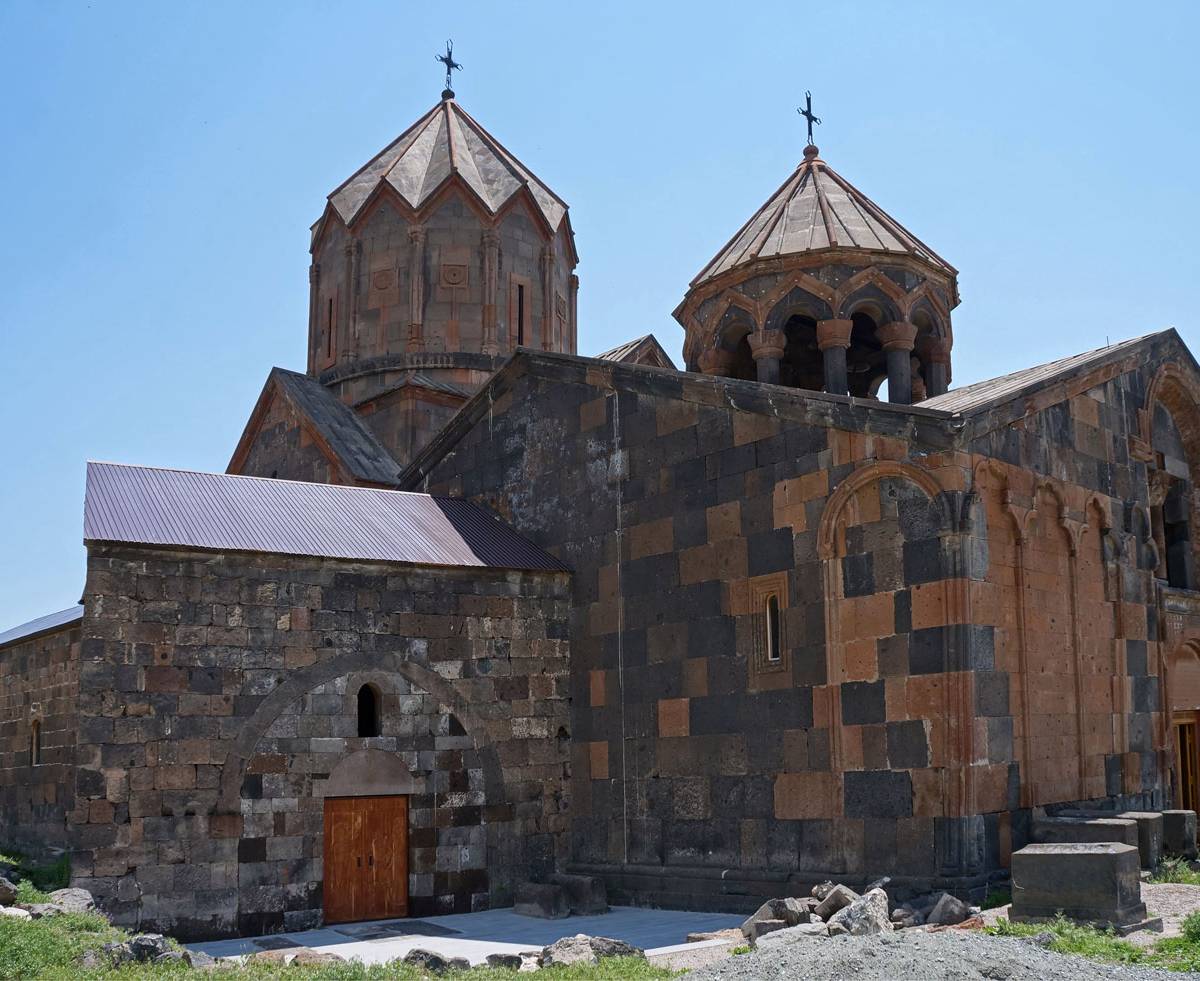 Майдан в Армении дошел и до церкви