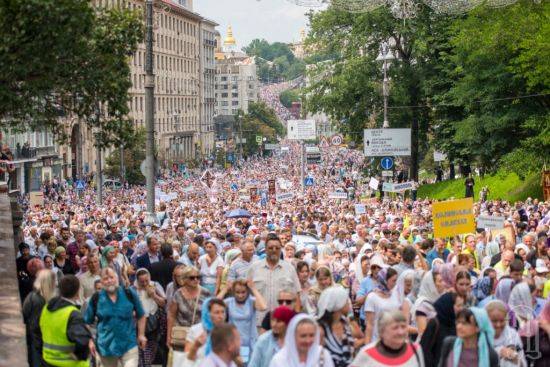 Крестный ход «Любви, мира и молитвы за Украину» в Почаевскую Лавру