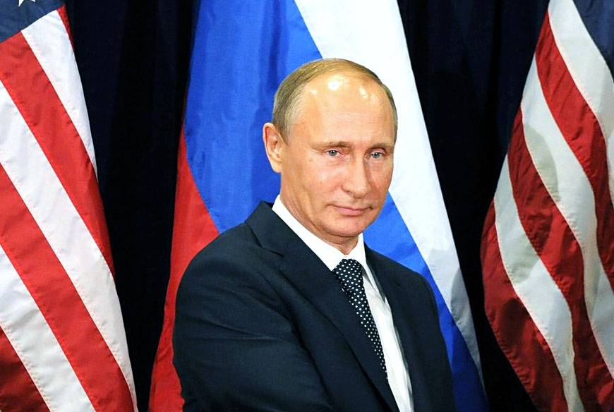 Почему Владимир Путин стоит над схваткой в США
