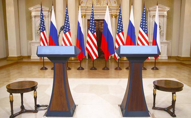 США против России: Кто у кого свергает власть
