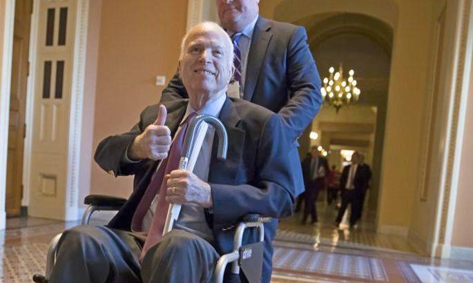 Маккейн прекратил лечение рака мозга