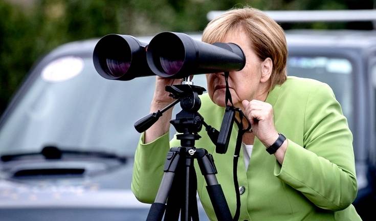 Меркель из Грузии наблюдает в бинокль за «армией Путина» в Южной Осетии