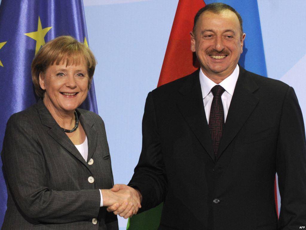 Зачем Меркель решила покопаться на российском заднем дворе
