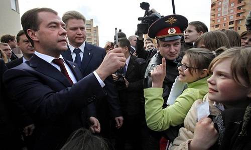 Дорогая пропажа: как сперва пропал, а потом нашелся премьер Медведев