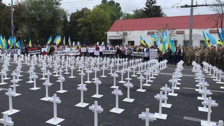 В Киеве ветераны АТО разбили кладбище возле посольства РФ