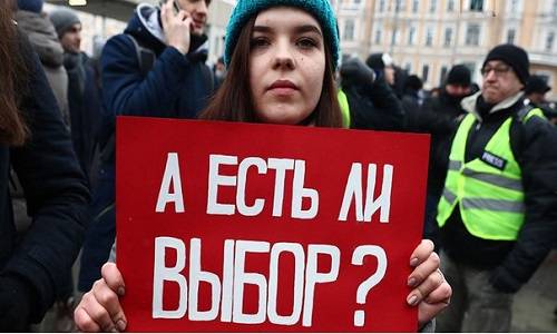Россия в день выборов: одни голосуют, другие протестуют