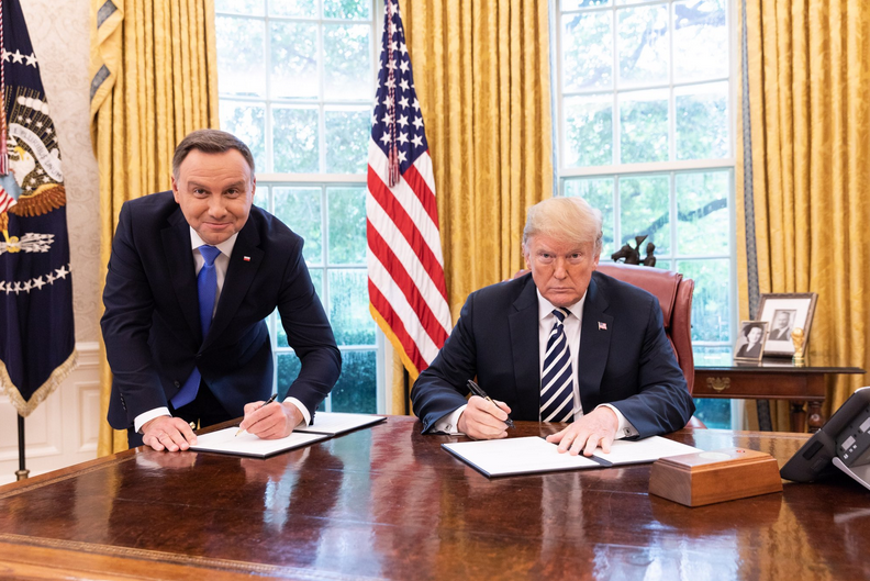 Фотография Дональда Трампа и Анджея Дуды вызвала скандал в Польше