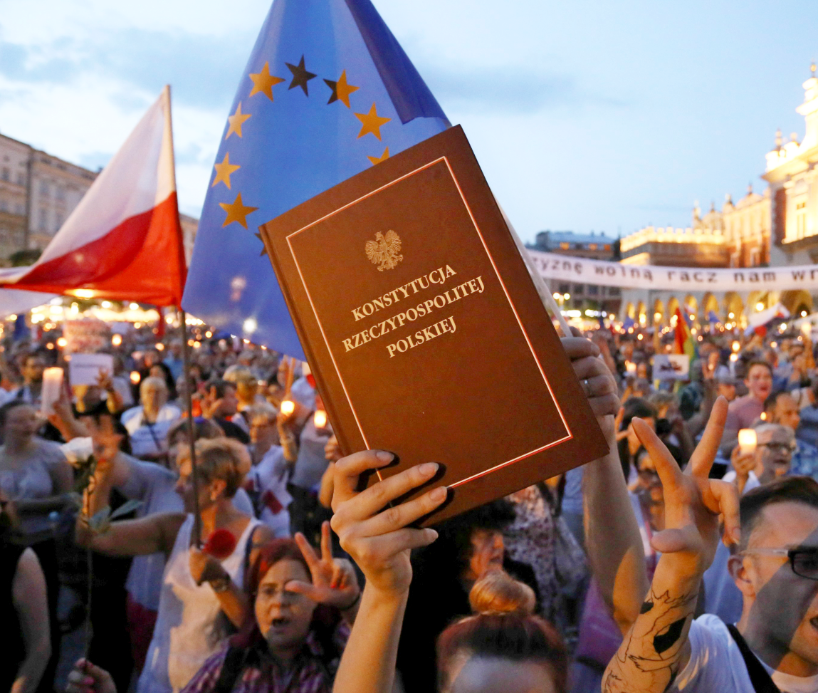 Польша рискует стать изгоем: Евросоюз взялся за Варшаву
