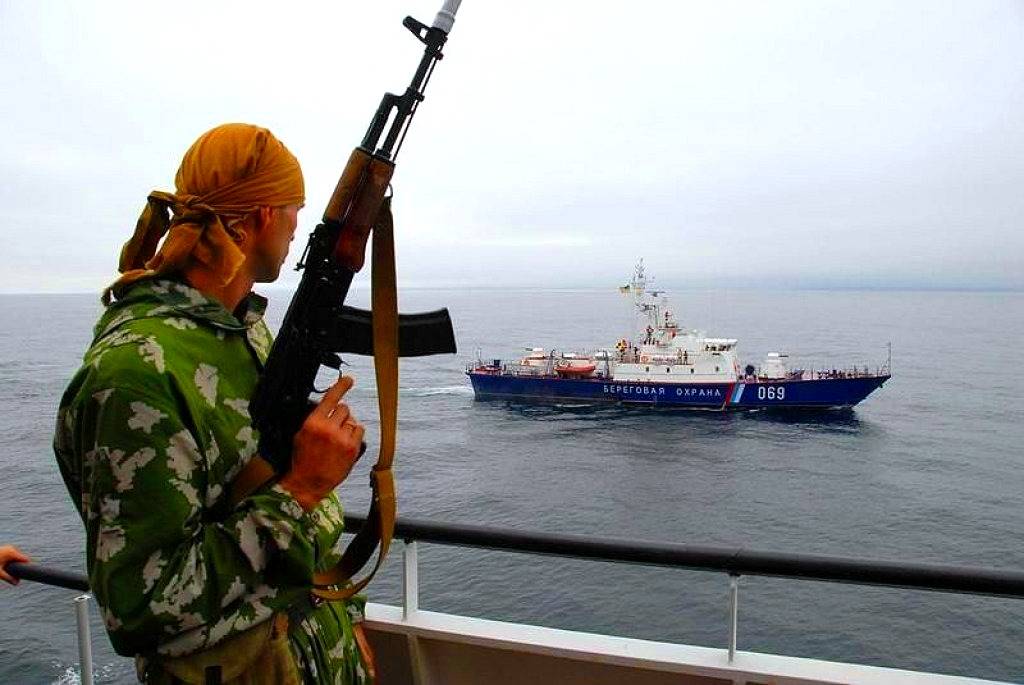 Пробить сухопутный коридор в Мариуполь: что затевает Россия в Азовском море