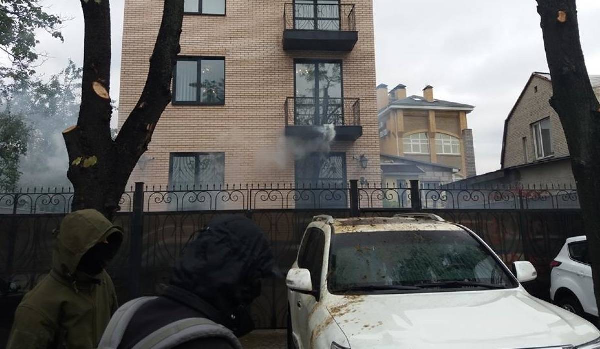 Нападение на дипкорпус РФ в Киеве: реакция России должна быть жесткой