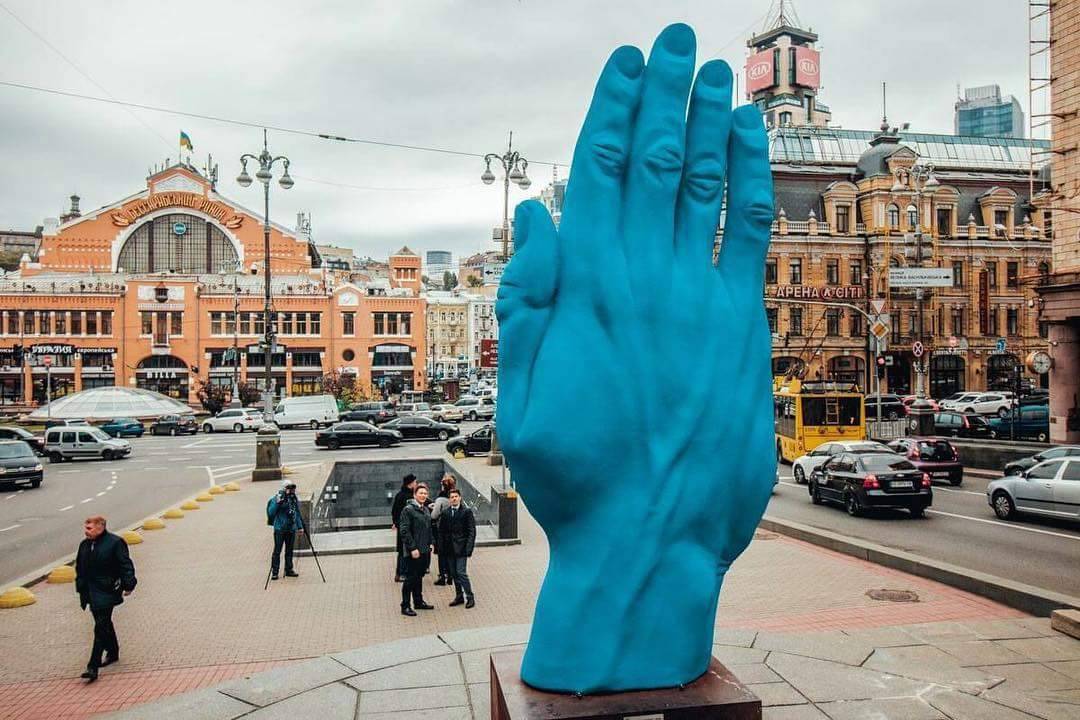 Синяя рука Кремля в Киеве на месте памятника Ленину