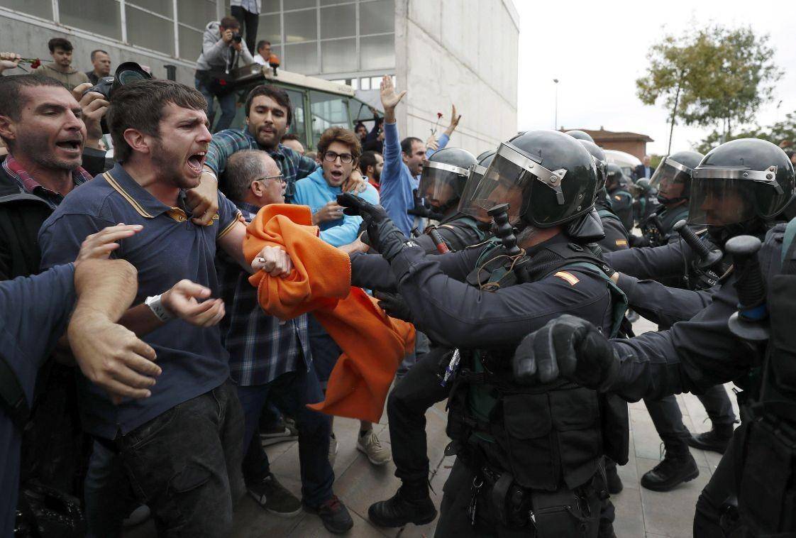 Каталонцы штурмуют здание правительства