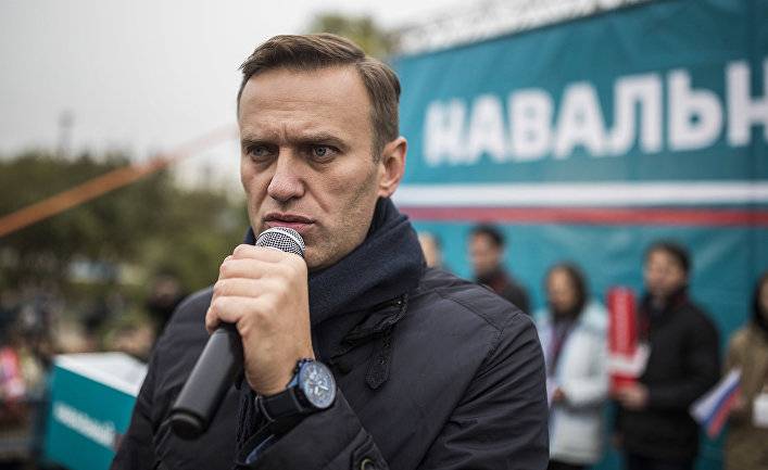 Зачем Навальный поддерживает Дмитриеву?
