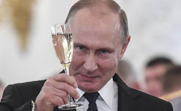 Как "преемники" поздравили Путина с днём рождения