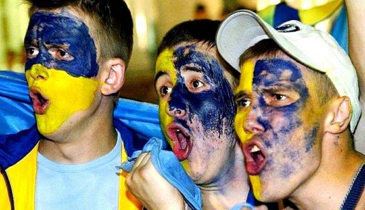 Толпа украинцев напала на девушку из-за футболки СССР