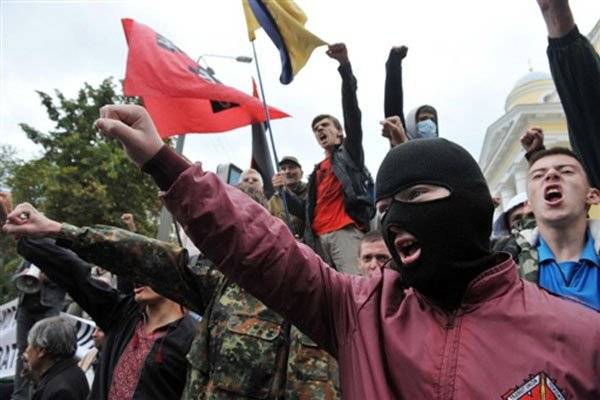 Националисты устроили марш в центре Киева