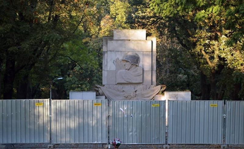 Россия может наказать Польшу за варварское отношение к советским памятникам